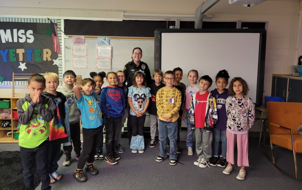 Salina Police Officer Visits Sunset Elementary School