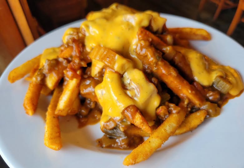 Taytros Offers Horseshoe Sandwich as Daily Lunch Special